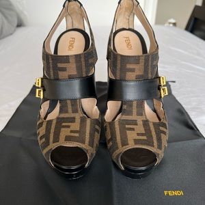 Fendi Cutout Pump Tobacco Nero